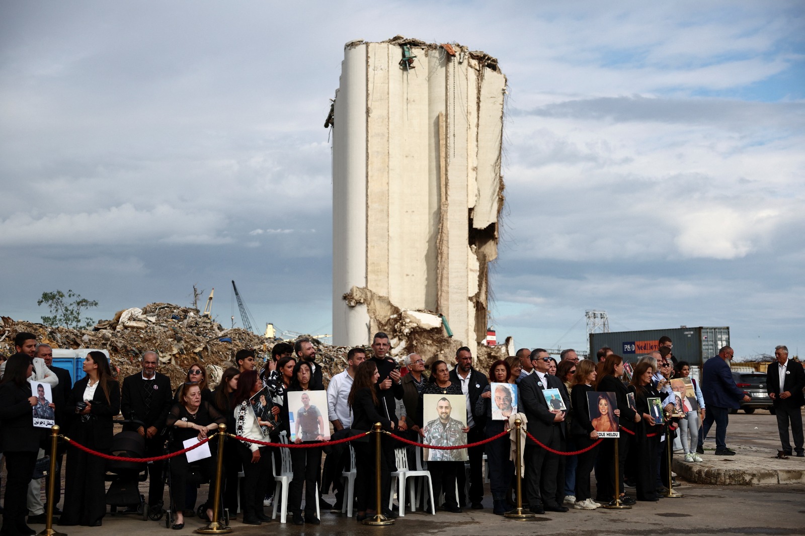 أقارب ضحايا انفجار مرفأ بيروت ينتظرون وصول البابا ليو الرابع عشر في بيروت. لبنان في 2 ديسمبر 2025