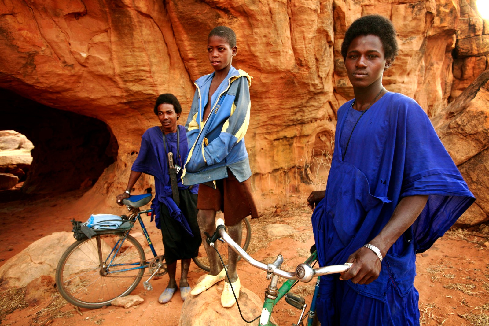 شباب من قبيلة الفولاني يستريحون في صحراء غرب مالي.