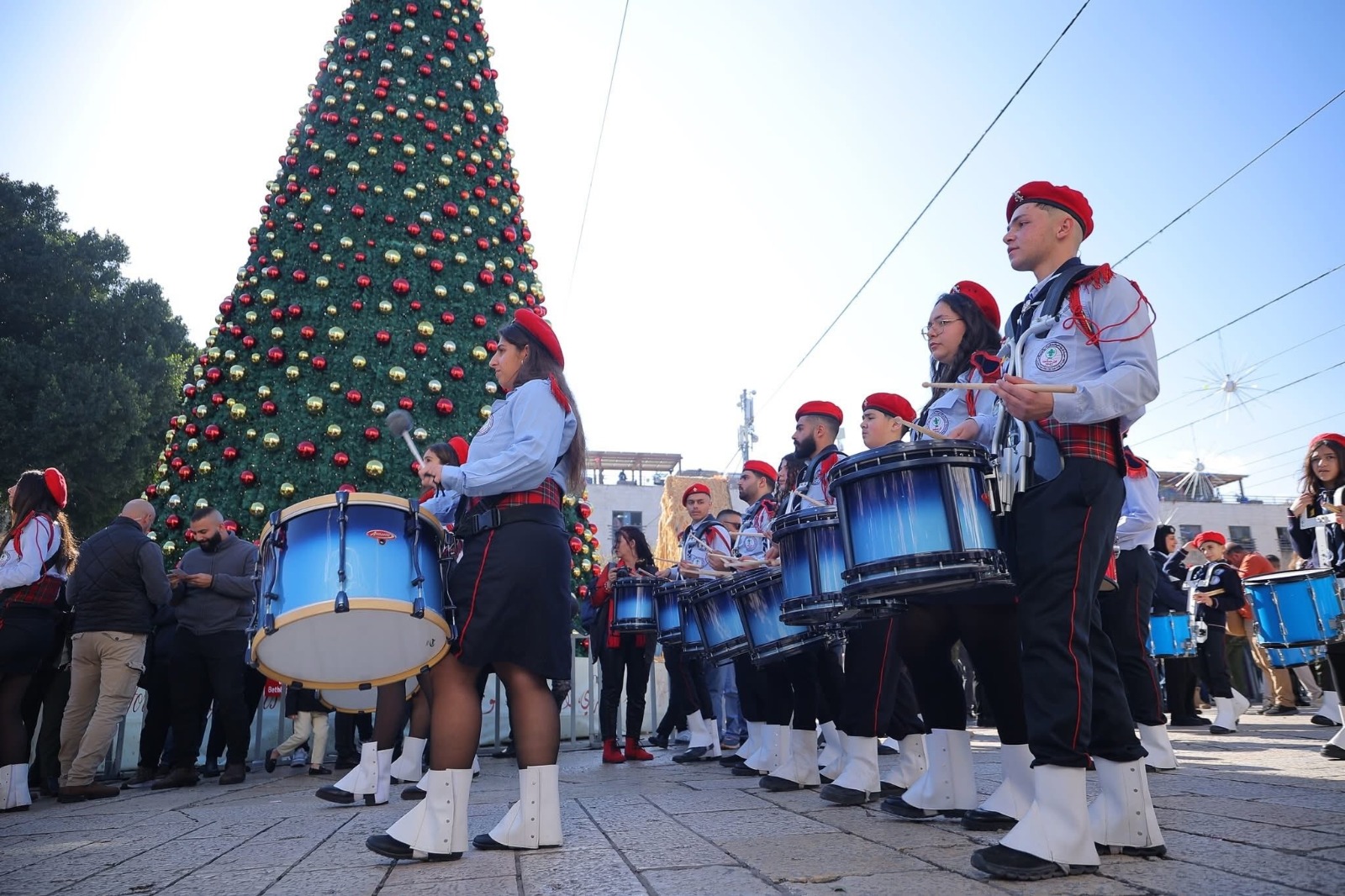 فرق الكشافة المشاركة في احتفالات عيد الميلاد بكنيسة المهد، بيت لحم، الضفة الغربية المحتلة، فلسطين، 24 ديسمبر 2025