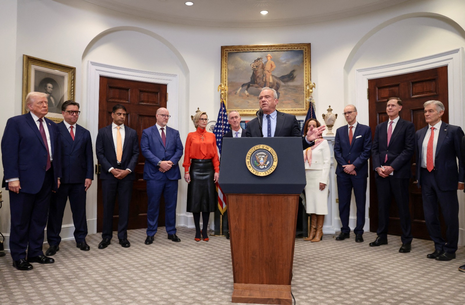 ألقى وزير الصحة والخدمات الإنسانية الأميركي، روبرت ف. كينيدي جونيور، كلمةً خلال  الرئيس الأمريكي دونالد ترامب للإعلان عن خفض أسعار الأدوية، في قاعة روزفلت بالبيت الأبيض في واشنطن العاصمة، الولايات المتحدة الأمريكية، في 19 ديسمبر/كانون الأول 2025. رويترز/إيفلين هوكشتاين