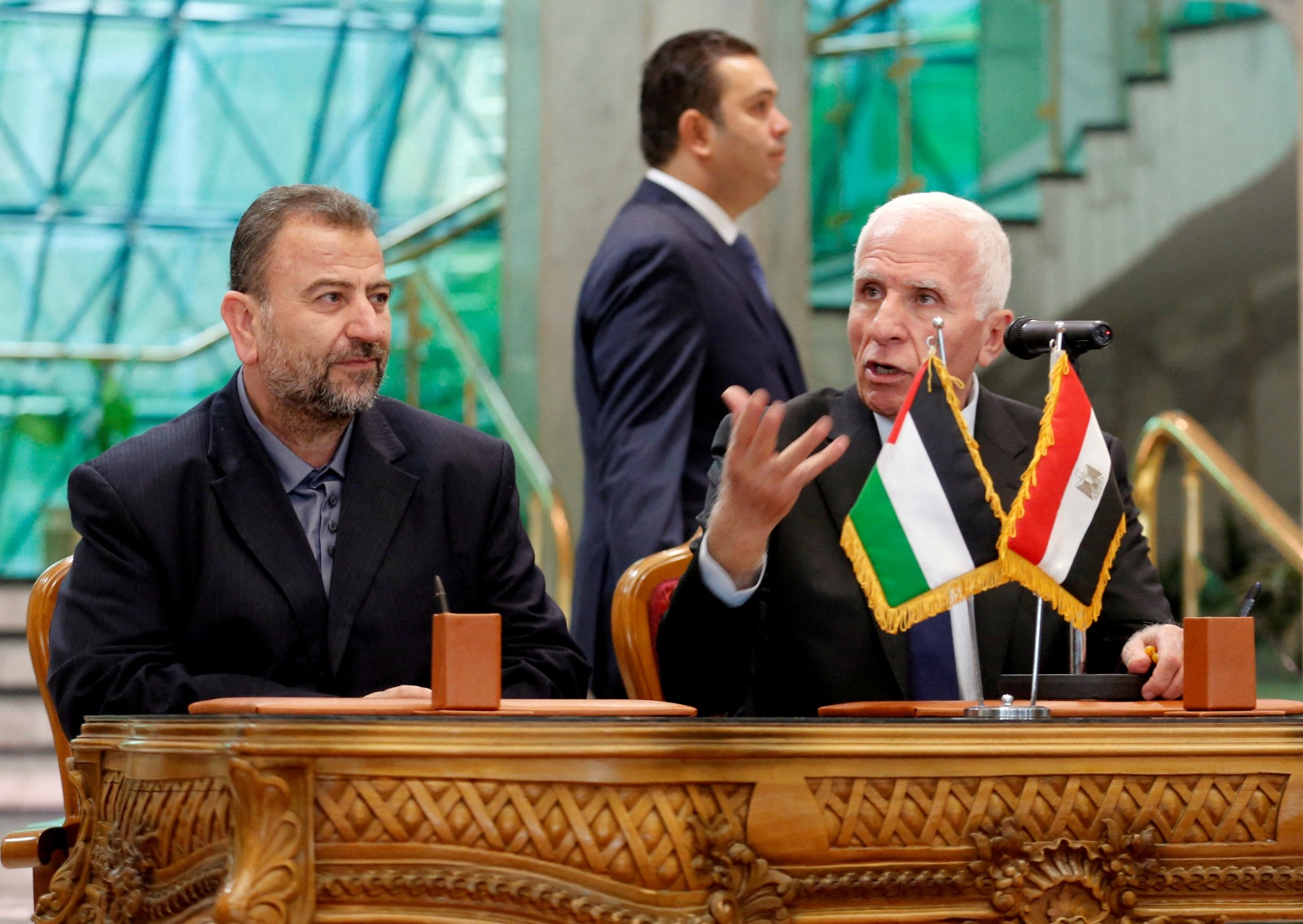 القيادي بحركة حماس صالح العاروري (يسار) ورئيس اللجنة المركزية لفتح عزام الأحمد خلال توقيع اتفاق المصالحة في القاهرة. 12 أكتوبر 2017