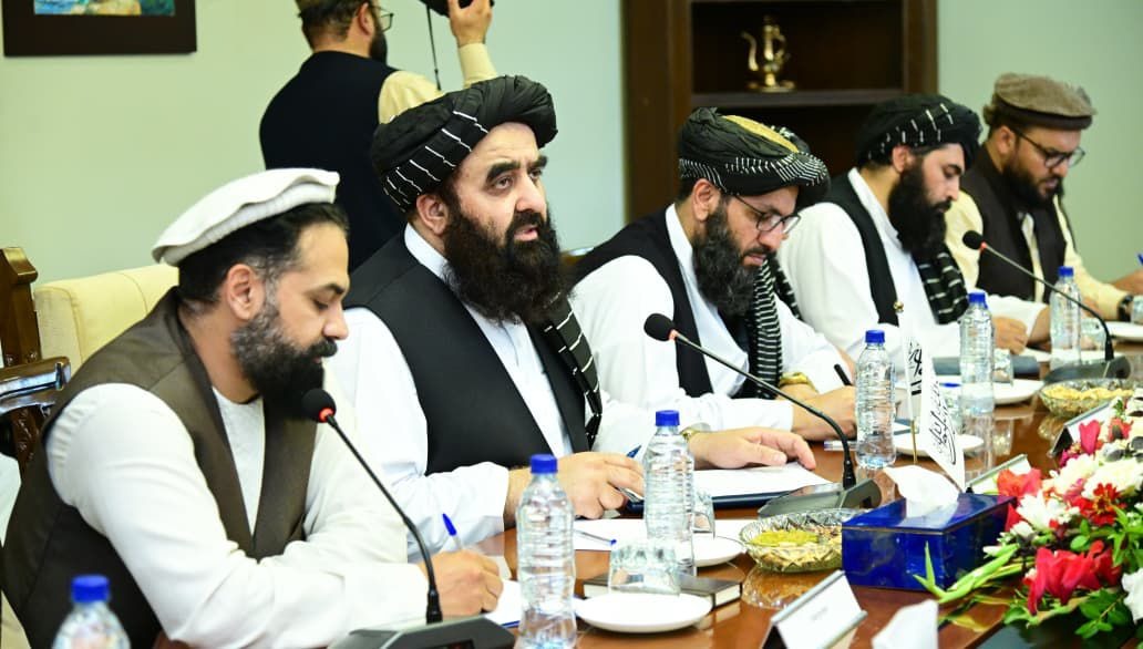 القائم بأعمال وزير الخارجية الأفغاني مولوي أمير خان متقي خلال اجتماع ثنائي مع وزير خارجية باكستان محمد إسحاق دار، كابول، 20 أغسطس 2025