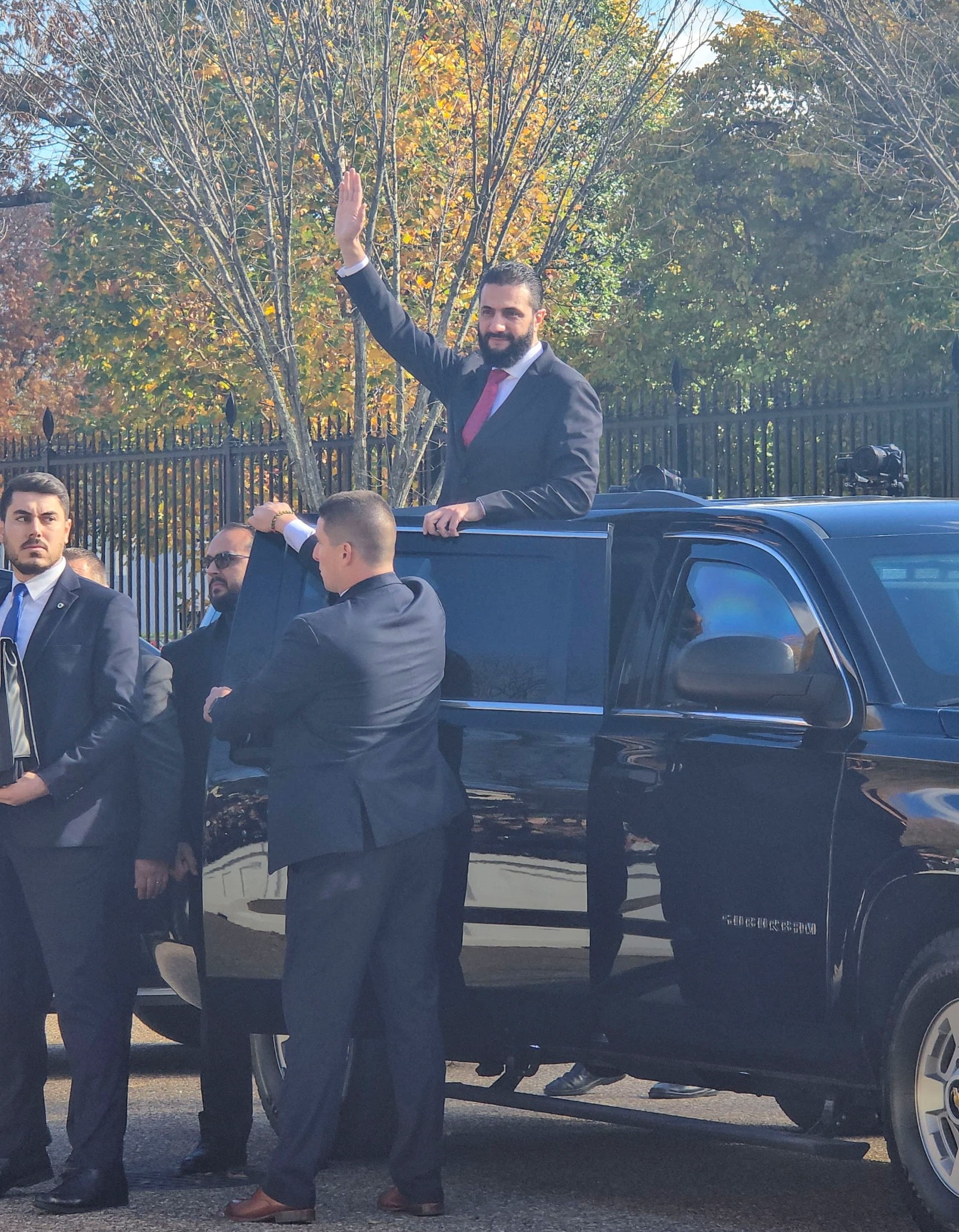 الرئيس السوري أحمد الشرع يحيي حشداً من أنصاره أمام البيت الأبيض في واشنطن. 10 نوفمبر 2025