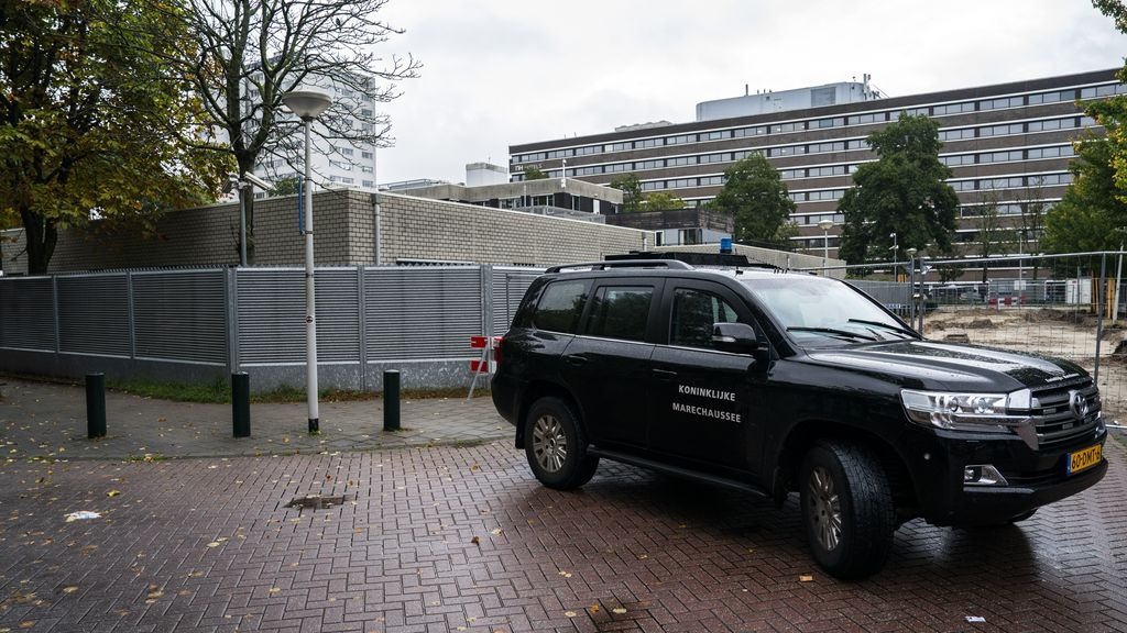 الشرطة الهولندية في خارج مبنى مدرسة يهودية في وسط أمستردام. 14 مارس 2026 - AD