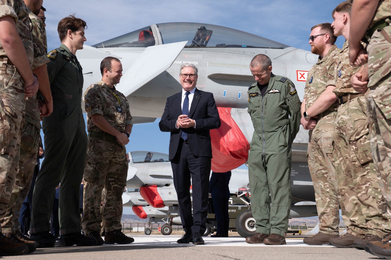رئيس الوزراء البريطاني كير ستارمر يتحدث مع أفراد من القوات المسلحة البريطانية أمام طائرة تايفون البريطانية في قاعدة توساس الجوية بأنقرة. 27 أكتوبر 2025