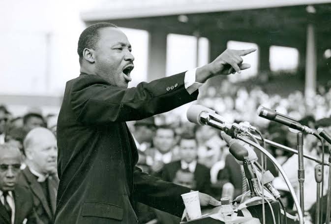 مارتن لوثر كينج في خطاب جماهيري عام 1962 في واشنطن
