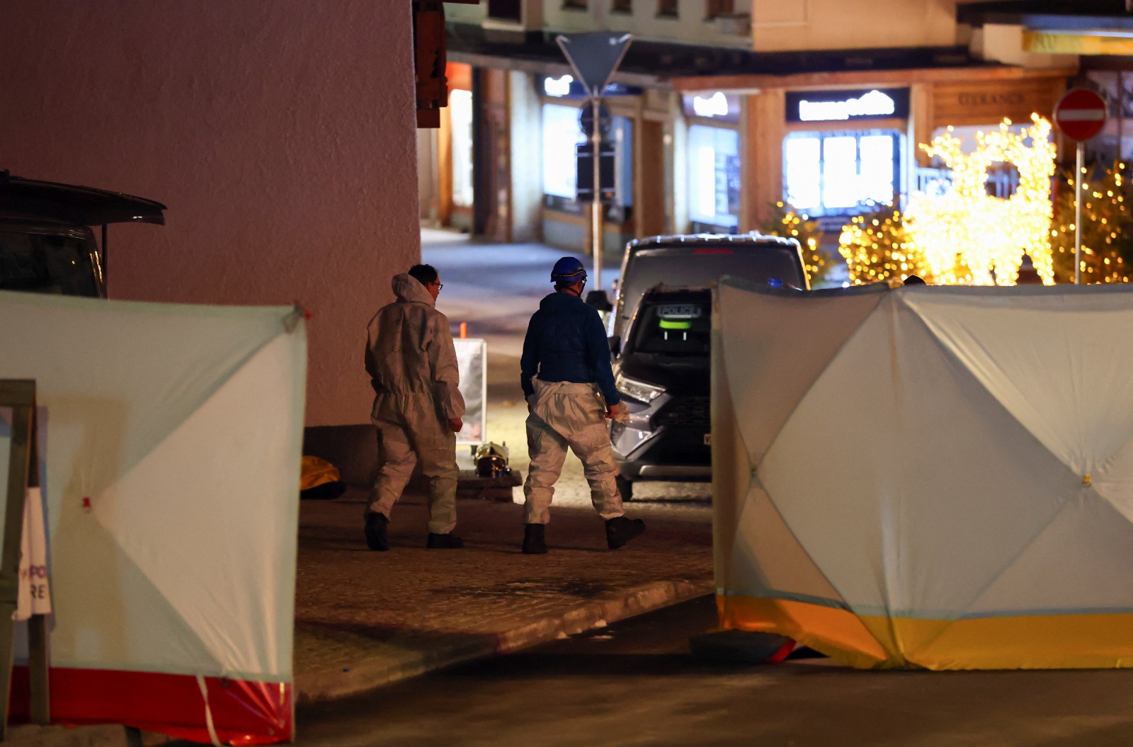 رجال طوارئ خارج حانة لو كونستيلاسيو في منتجع كران مونتانا للتزلج في جنوب غرب سويسرا. 1 يناير 2026