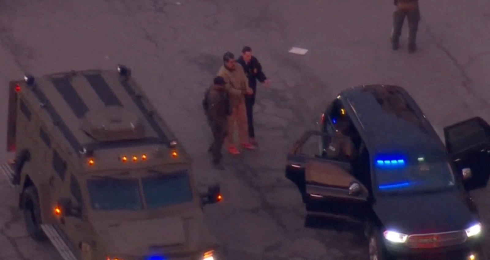 صورة جوية تظهر الرئيس الفنزويلي نيكولاس مادورو وهو يُنقل من مركبة إلى أخرى متجهاً إلى محكمة دانيال باتريك موينيهان في مانهاتن في مدينة نيويورك بالولايات المتحدة. 5 يناير 2026