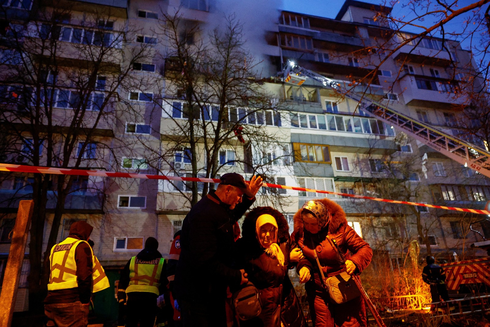 امرأة مسنة تغادر مبنى سكني تعرض لغارة روسية ليلية بطائرة بدون طيار وصاروخ في كييف، أوكرانيا، 14 نوفمبر 2025.