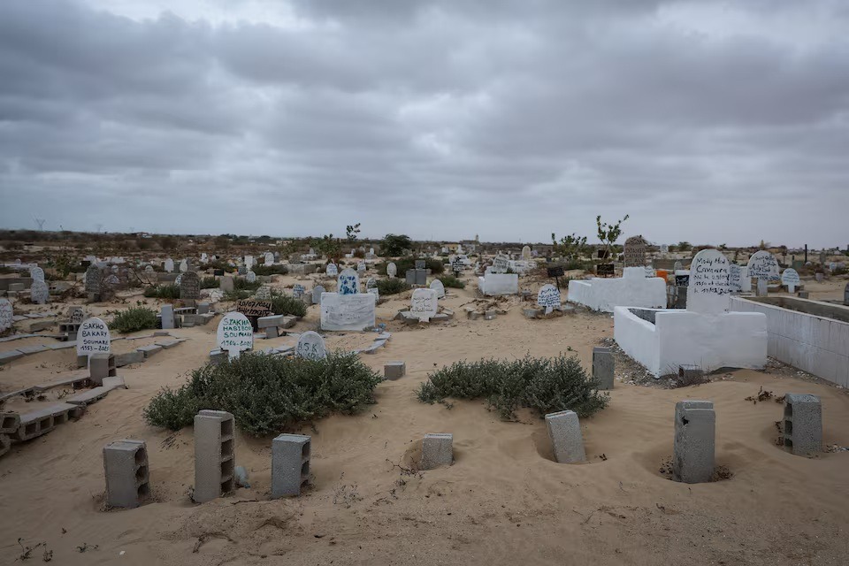 شواهد قبور لمهاجرين لقوا حتفهم أثناء محاولتهم الوصول إلى جزر الكناري الإسبانية، مقبرة سعيد، نواكشوط، موريتانيا، 8 يوليو 2025