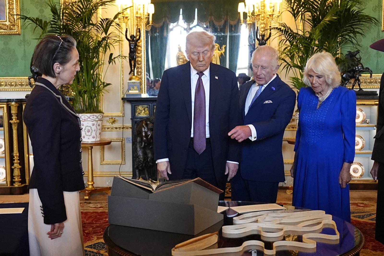 الرئيس الأميركي دونالد ترمب والملك تشارلز الثالث خلال زيارة معرض المجموعة الملكية في قلعة وندسور. 17 سبتمبر 2025