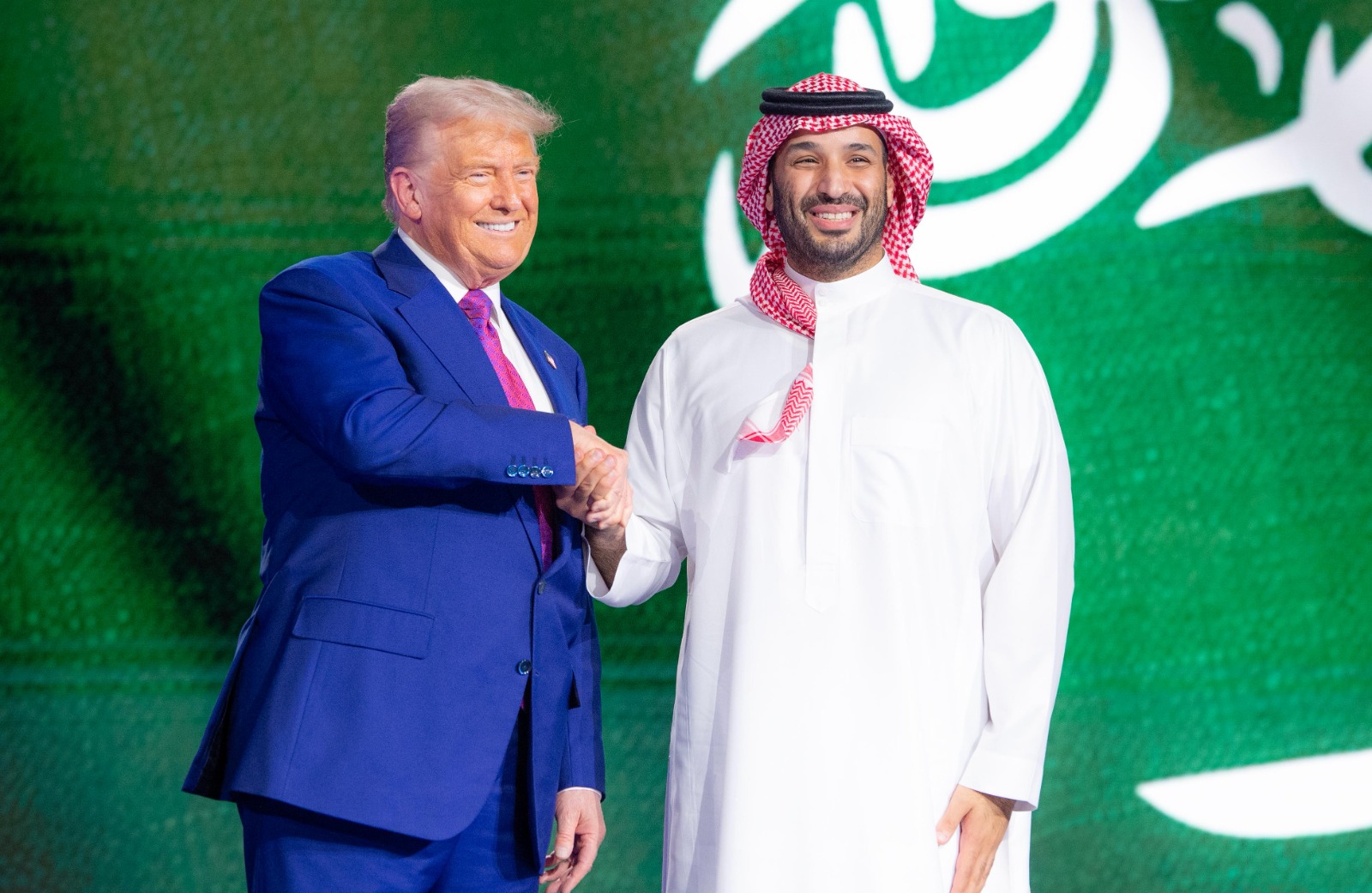 ولي العهد السعودي الأمير محمد بن سلمان يصافح الرئيس الأميركي دونالد ترمب في منتدى الاستثمار السعودي-الأميركي. 13 مايو 2025