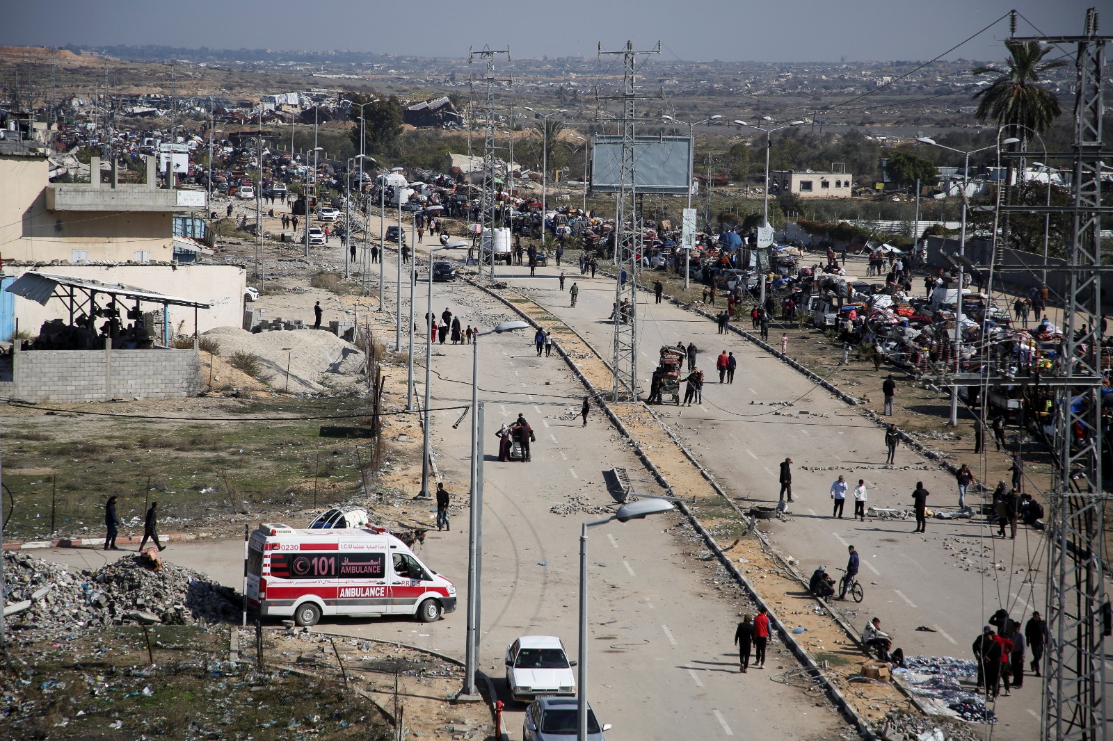 نازحون فلسطينيون يشقون طريق عودتهم إلى شمال قطاع غزة. 27 يناير 2025