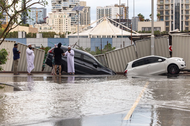 مركبات متضررة بعد انهيار جزء من طريق في دبي نتيجة الأمطار الغزيرة