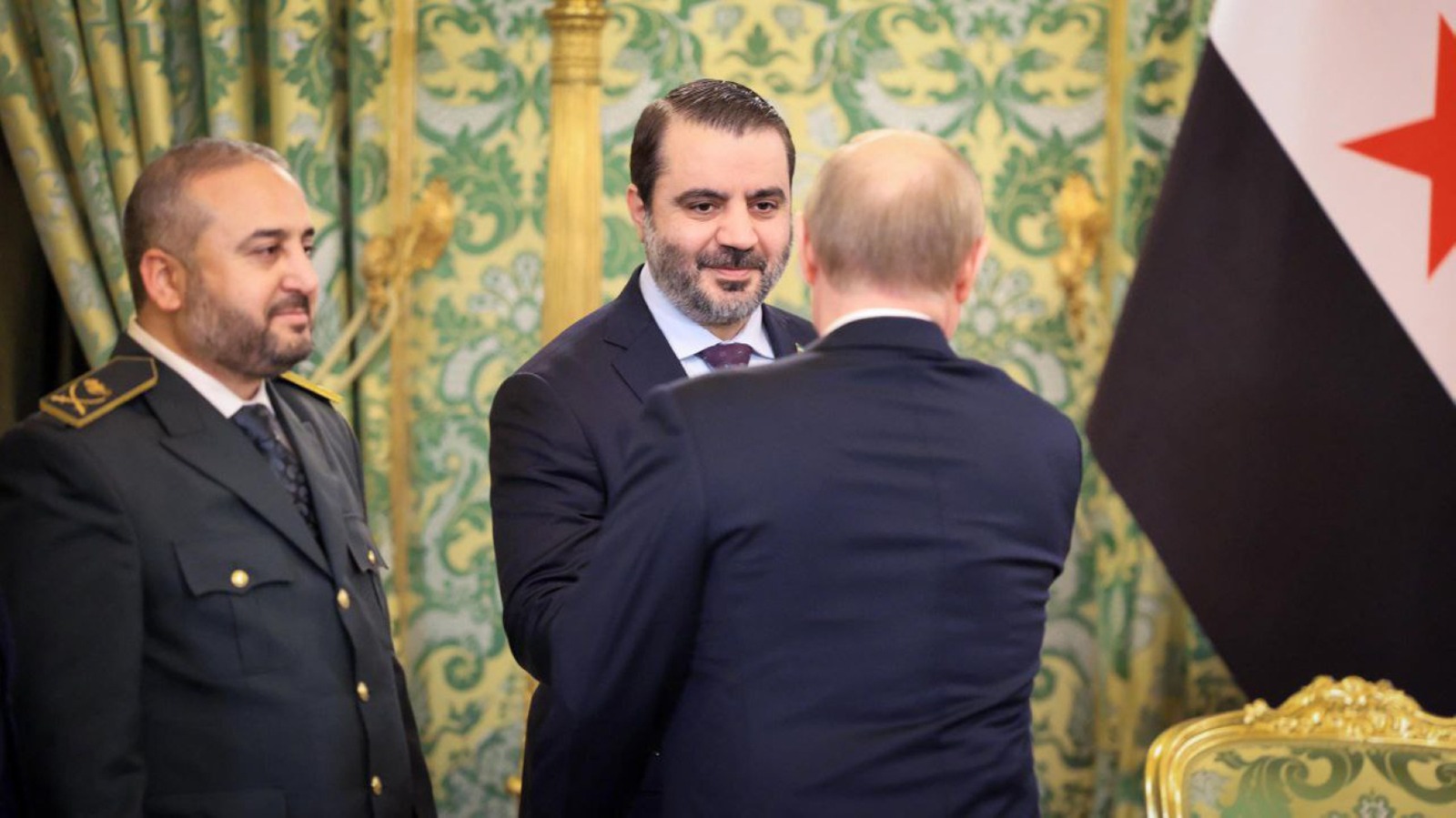 وزير الخارجية والمغتربين أسعد الشيباني، ووزير الدفاع اللواء مرهف أبو قصرة والرئيس الروسي فلاديمير بوتين في قصر الكرملين في موسكو.