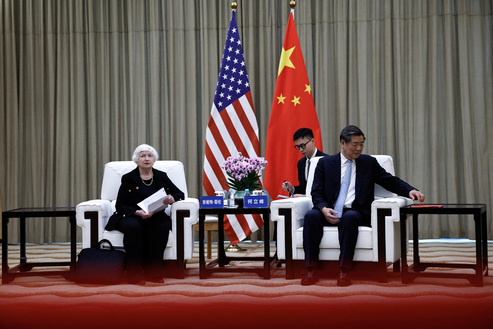وزيرة الخزانة الأميركية جانيت يلين تلتقي في مدينة قوانجتشو نائب رئيس الوزراء الصيني خه لي فنج. 6 أبريل 2024