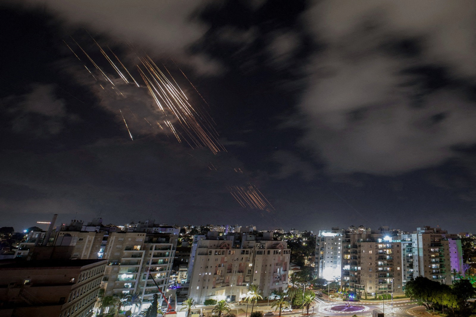 نظام القبة الحديدية الإسرائيلي يعترض صواريخ باليستية في سماء عسقلان أطلقتها إيران باتجاه إسرائيل- 1 أكتوبر 2024