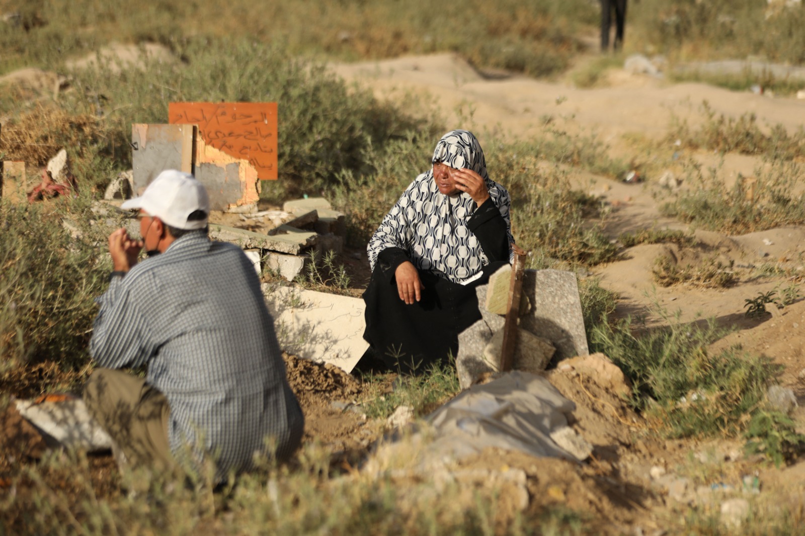 فلسطينيون يزورون مقبرة بعد صلاة العيد في مدينة غزة. 16 يونيو 2024