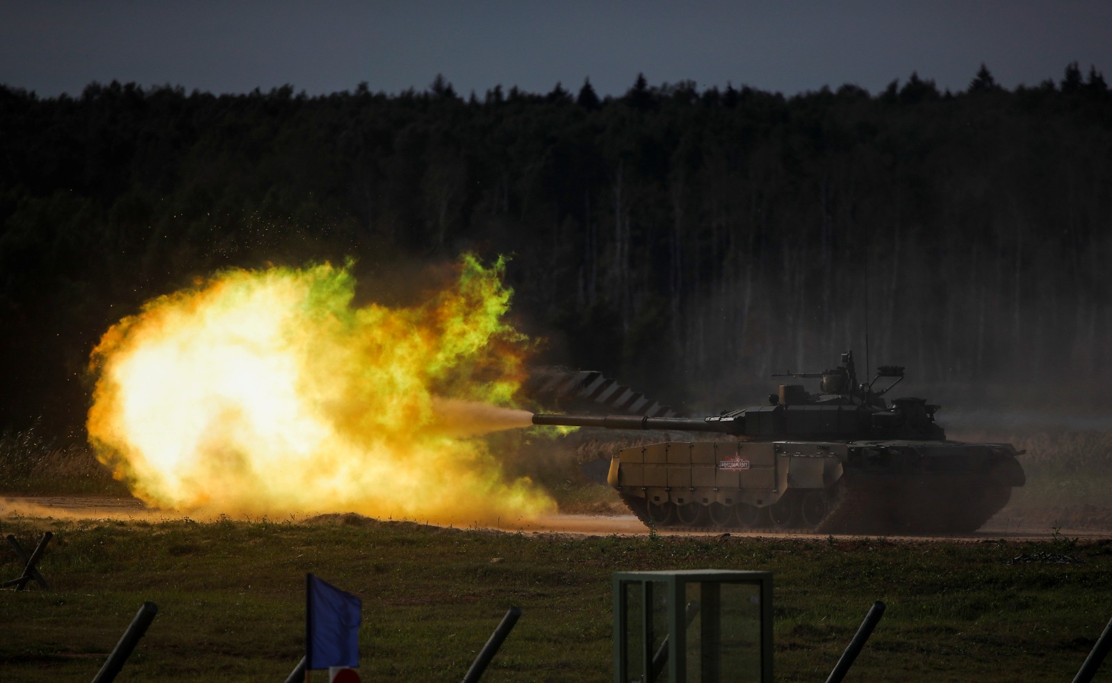 دبابة T-90 تطلق النار خلال عرض في المنتدى العسكري الدولي 