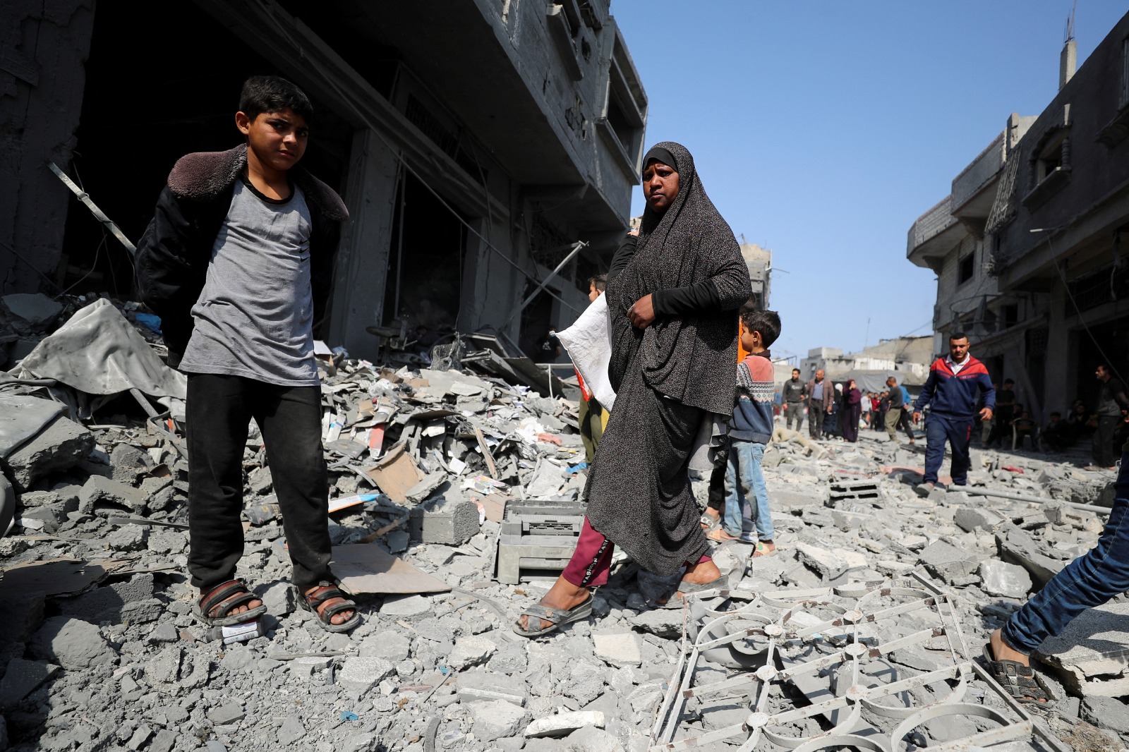 فلسطينيون في موقع ضربة إسرائيلية بمخيم جباليا. 18 مارس 2025