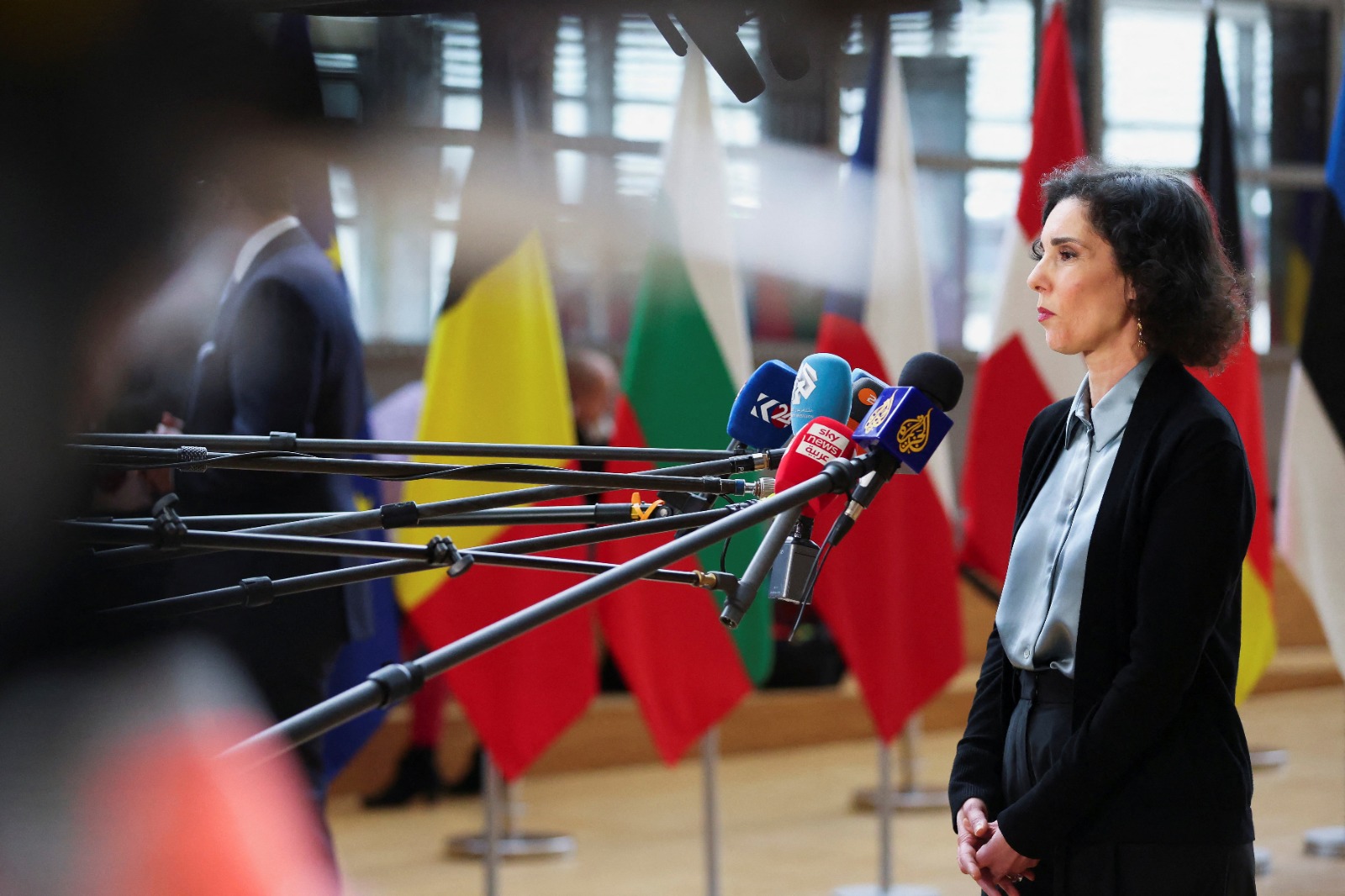 وزيرة الخارجية البلجيكية حجة لحبيب تتحدث للصحافيين. 18 مارس 2024