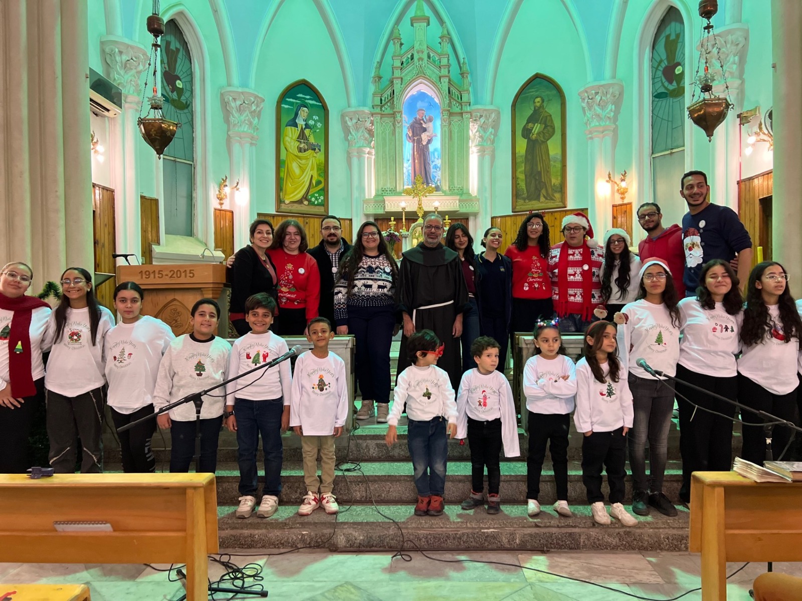 الأطفال في الكنيسة يحيون كورال العيد