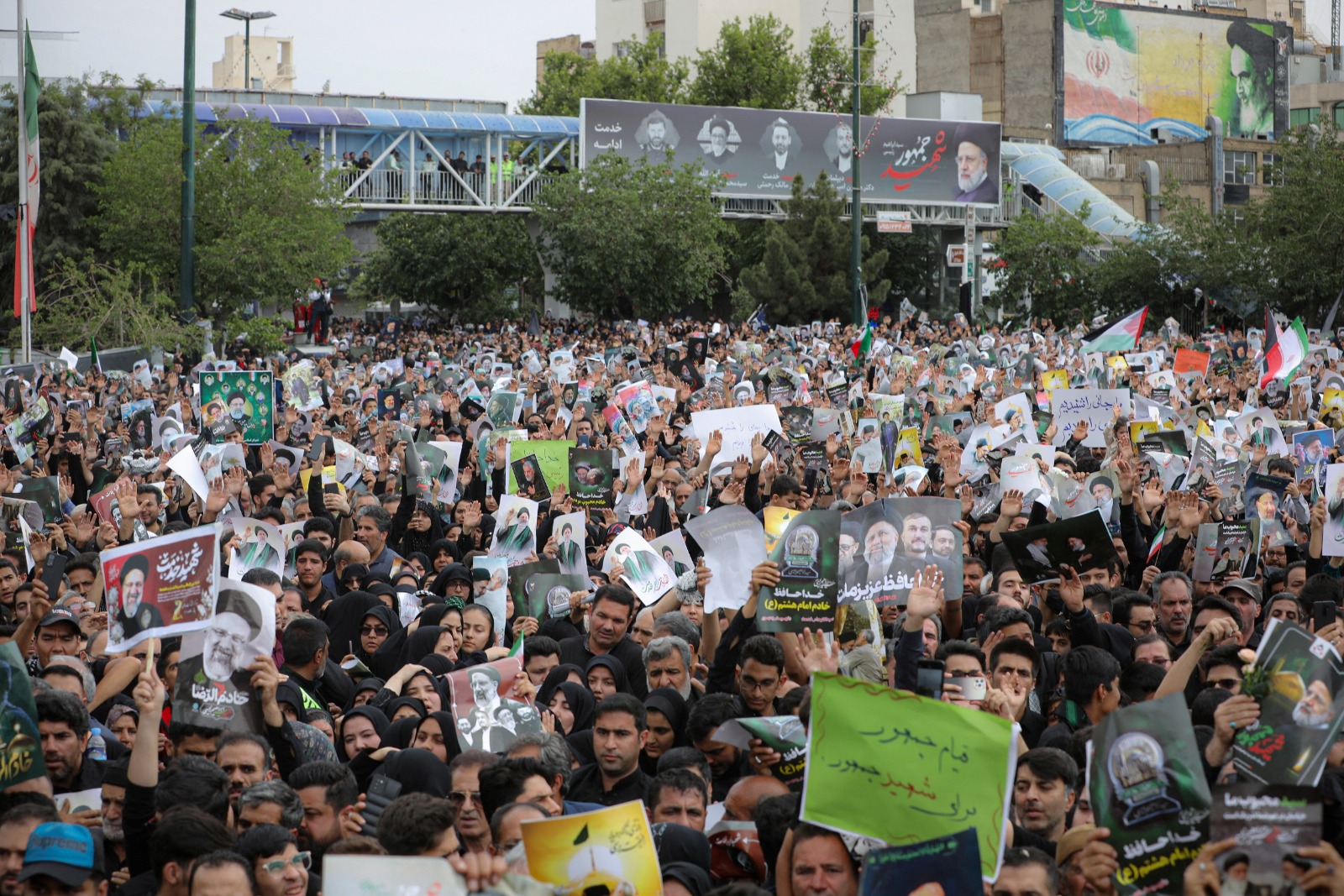 جانب من مراسم تشييع الرئيس الإيراني إبراهيم رئيسي  في مدينة مشهد. 23 مايو 2024