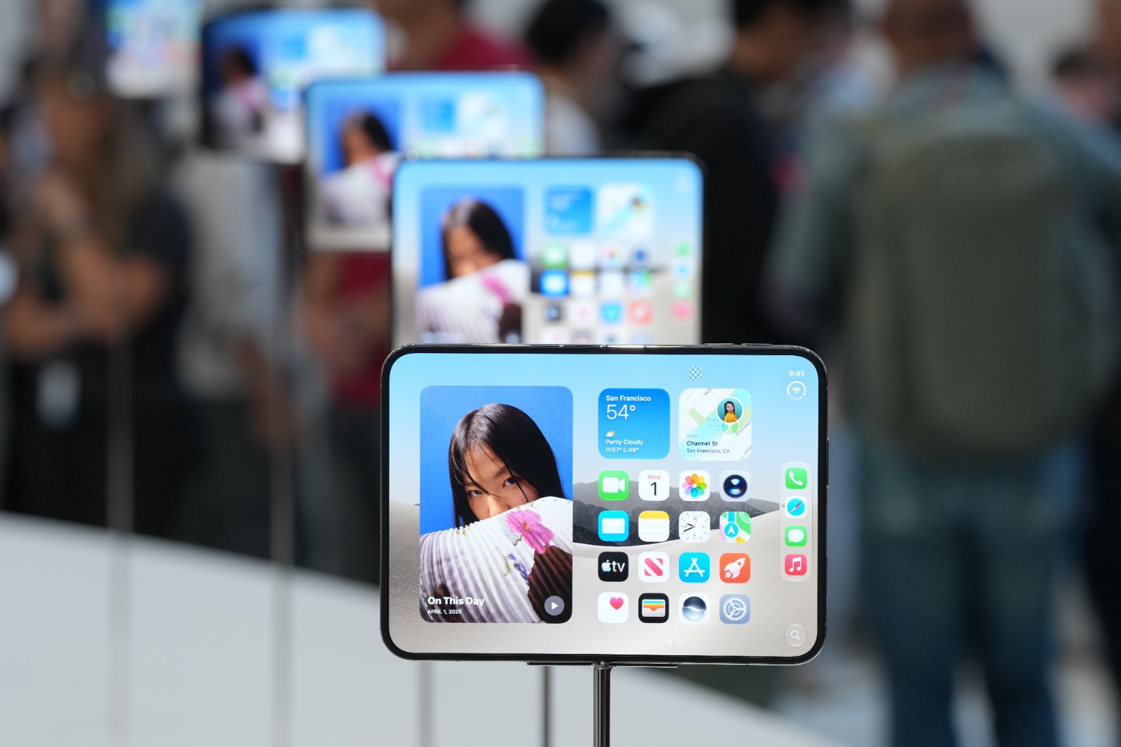 عيوب iPhone Duo القابل للطي تظهر قبل طرحه.. إصلاح الشاشة بسعر هاتف جديد