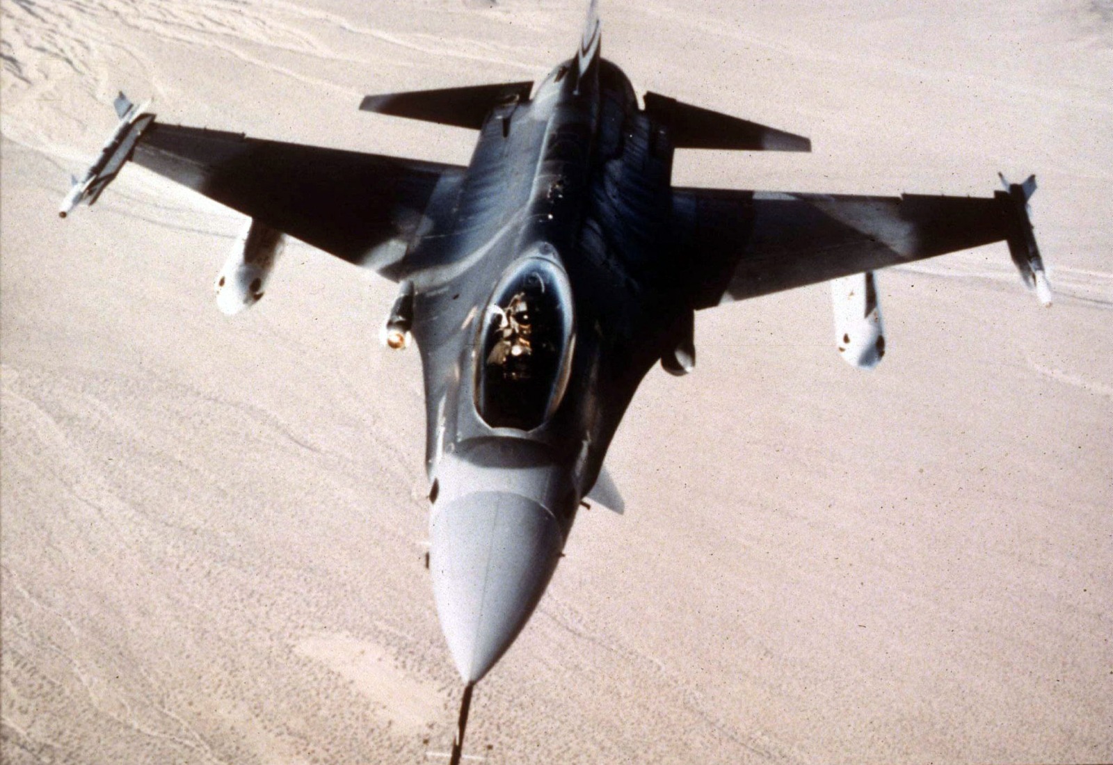 طائرة تدريب من طراز T-38 Talon تابعة للقوات الجوية الأميركية بعد اصطدامها جواً بمقاتلة من طراز F-16 Falcon فوق قاعدة إدواردز الجوية في كاليفورنيا بصورة غير مؤرخة.