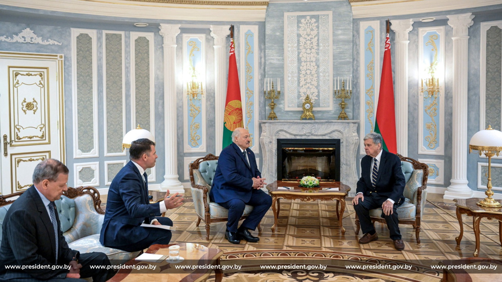 حضر الرئيس البيلاروسي ألكسندر لوكاشينكو اجتماعًا مع جون كويل، المبعوث الخاص للرئيس الأميركي دونالد ترمب في مينسك بيلاروسيا. 13 ديسمبر 2025