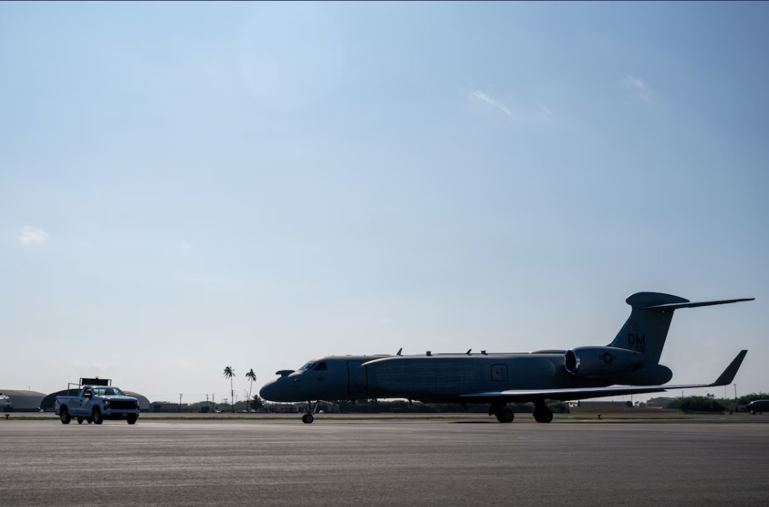 تستعد طائرة الحرب الإلكترونية الأميركية من طراز EA‑37B Compass Call للإقلاع من قاعدة بيرل هاربر&ndash;هيكام المشتركة في هاواي. 13 ديسمبر 2025 - U.S. Air Force