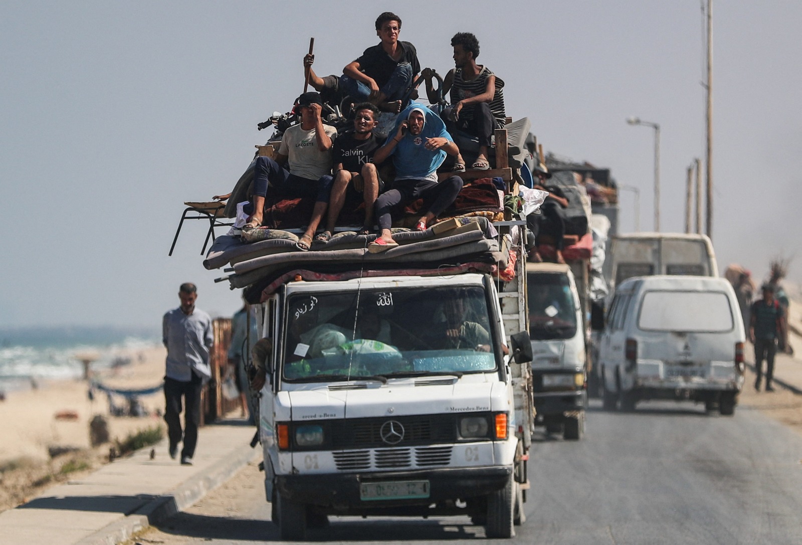 فلسطينيون نازحون من شمال غزة يتجهون جنوباً بعد أن أمرت القوات الإسرائيلية سكان مدينة غزة بالإخلاء إلى الجنوب، في وسط قطاع غزة. 13 سبتمبر 2025