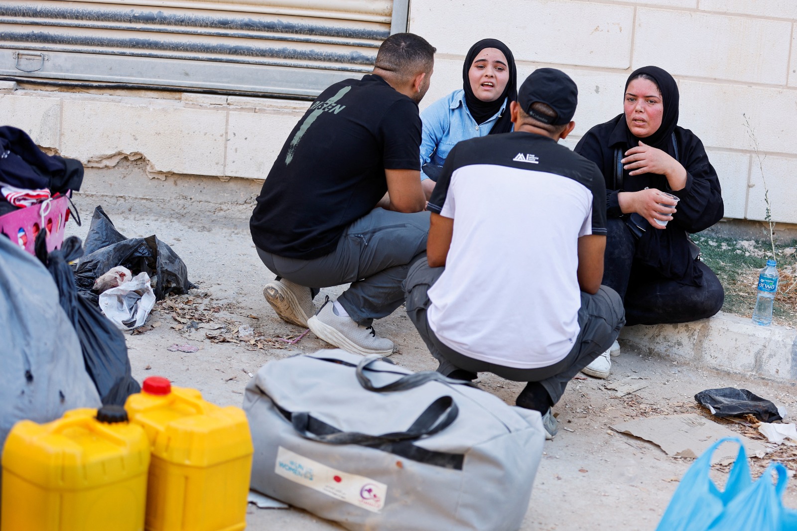 فلسطينيون يجمعون حاجياتهم بعد إجبارهم على الخروج من منزلهم في جنين، الضفة الغربية المحتلة، 8 يوليو 2025