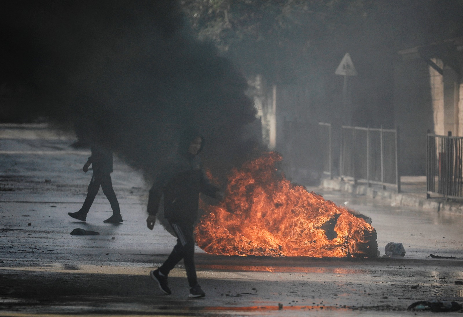 شبان فلسطينيون خلال مواجهات مع قوات الجيش الإسرائيلي في جنين بالضفة الغربية. 13 ديسمبر 2023