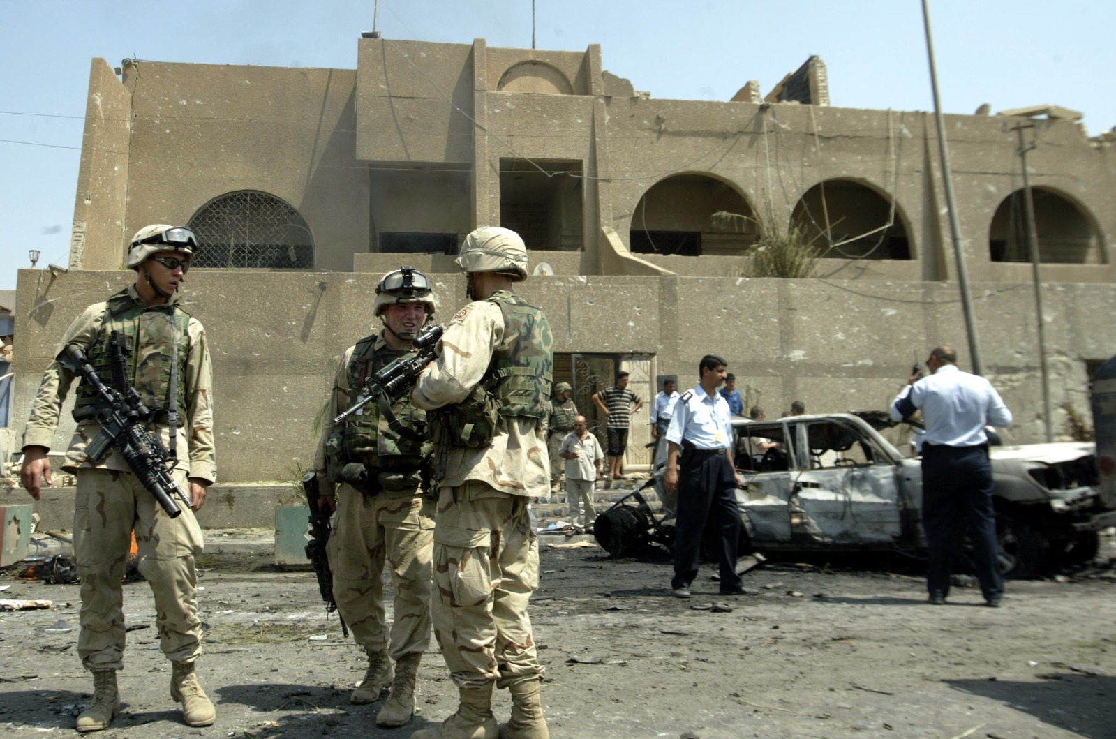 عناصر من الشرطة العراقية والجيش الأميركي يحرسون السفارة الأردنية في بغداد عقب تعرضها لهجوم بسيارة مفخخة. بغداد، العراق. 7 أغسطس 2003