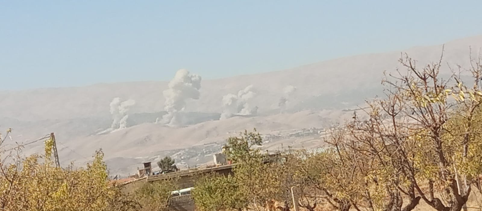 الطيران الاسرائيلي يشن سلسلة غارات على عدد من المناطق في البقاع، لبنان. 23 أكتوبر 2025