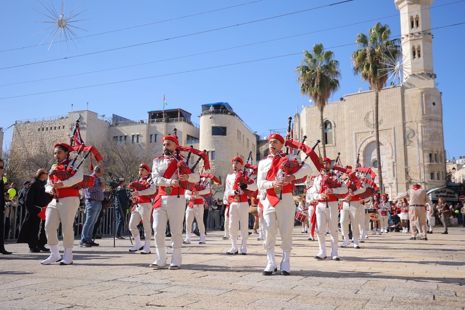 فرق الكشافة المشاركة في احتفالات عيد الميلاد بكنيسة المهد، بيت لحم، الضفة الغربية المحتلة، فلسطين، 24 ديسمبر 2025