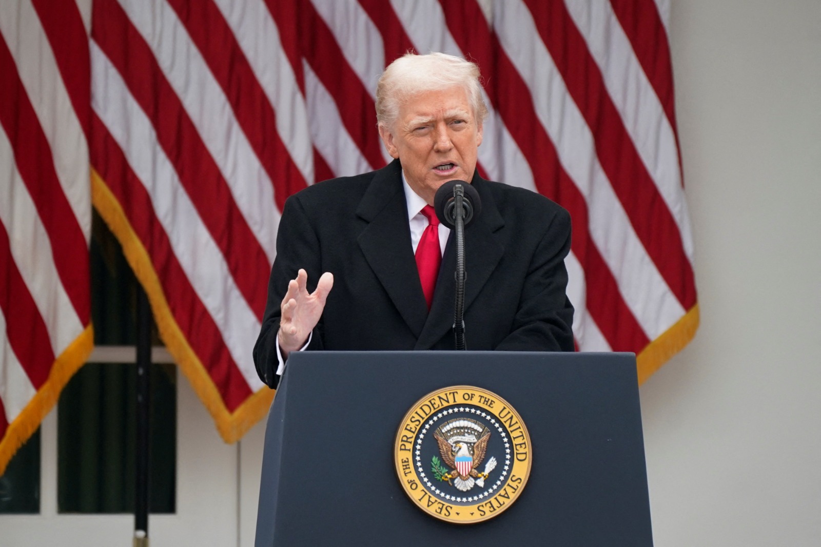 الرئيس الأميركي دونالد ترمب يتحدث خلال حفل في حديقة الورود بالبيت الأبيض. 25 نوفمبر 2025