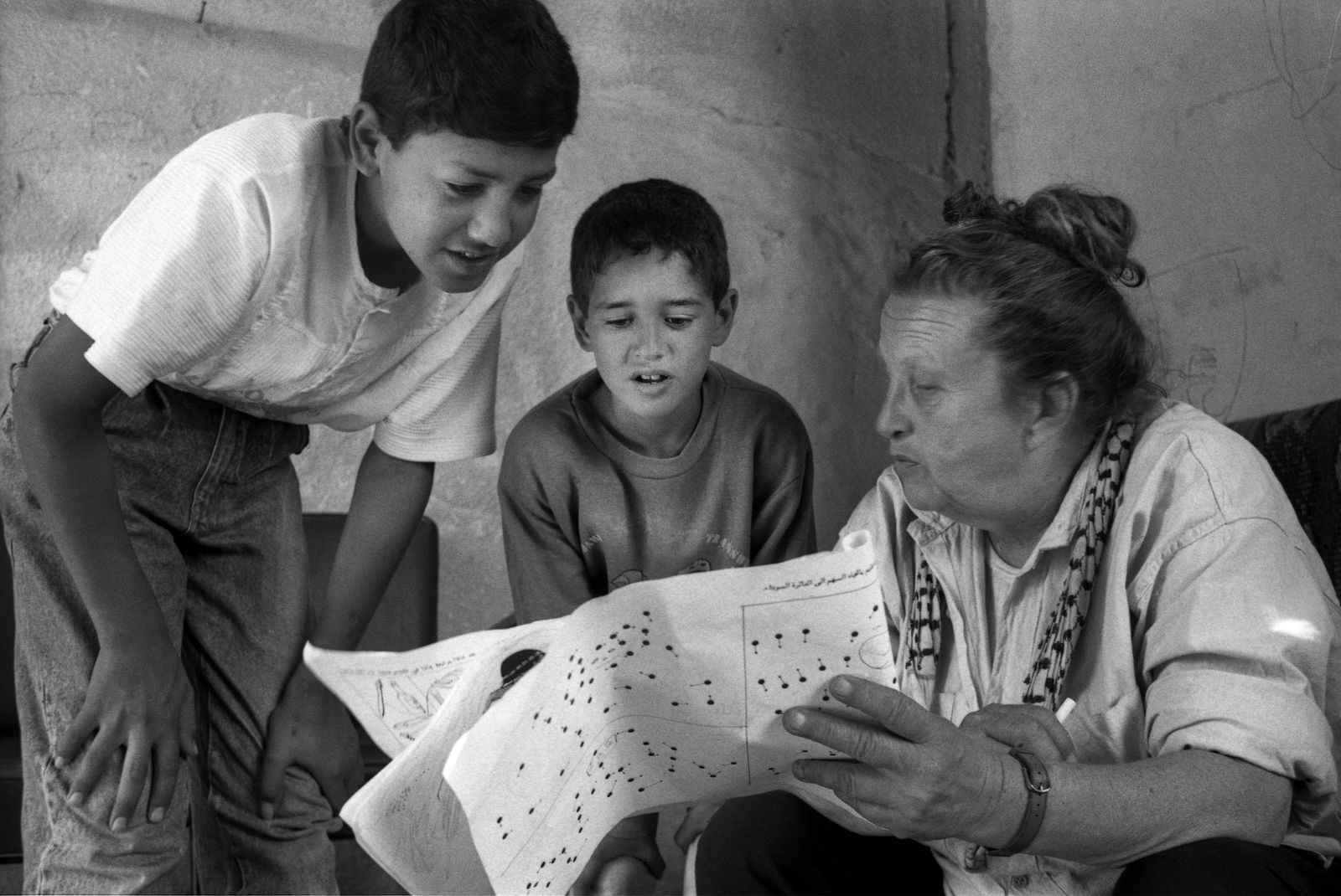 آرنا مير خميس تعلم أطفالاً في مخيم جنين للاجئين الفلسطينيين خلال الانتفاضة الأولى