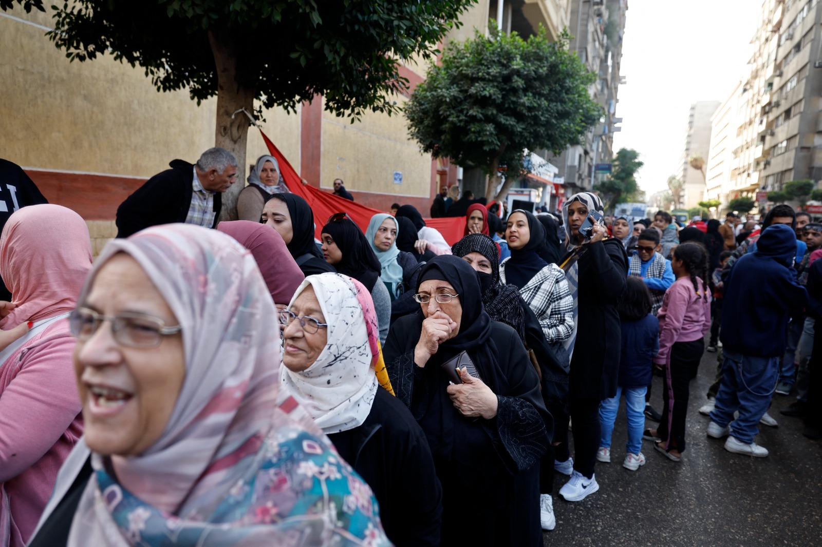 مصريون يصطفون أمام إحدى لجان التصويت بمحافظة الجيزة للإدلاء بأصواتهم في اليوم الأول من الانتخابات الرئاسية في مصر. 10 ديسمبر 2023