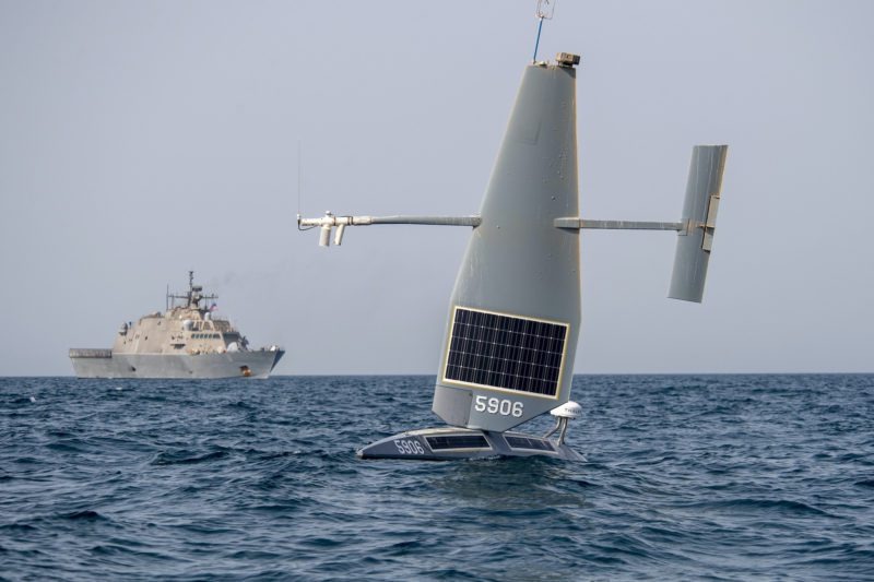 سفينة سطحية بدون طيار Saildrone Explorer وسفينة قتالية ساحلية USS Sioux City (LCS 11) تبحر في الخليج العربي، 26 يونيو 2022