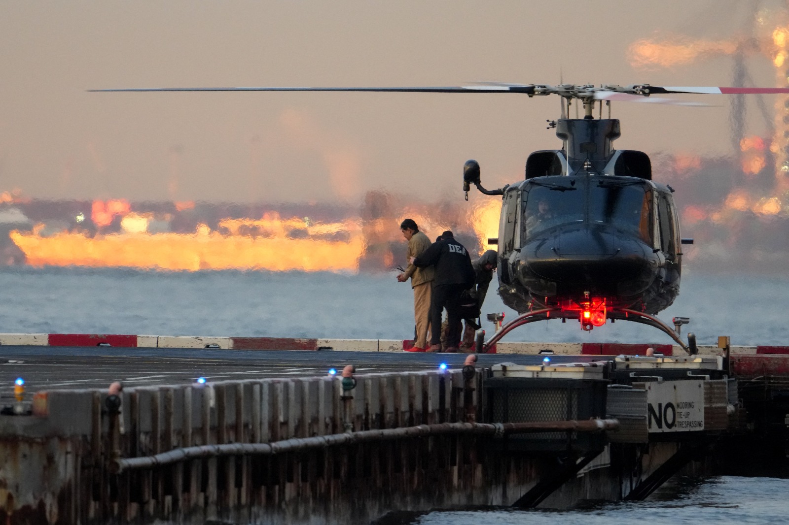 الرئيس الفنزويلي نيكولاس مادورو ينزل من المروحية بينما كان متجهاً نحو محكمة دانيال باتريك مانهاتن الفيدرالية في مدينة نيويورك بالولايات المتحدة. 5 يناير 2026