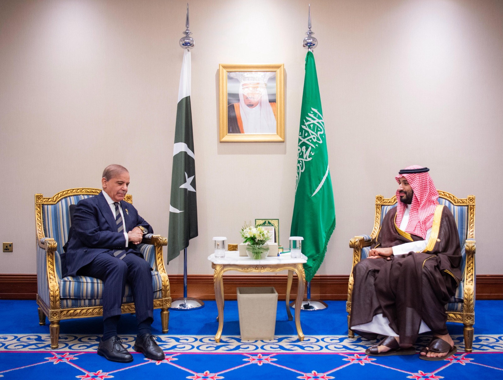 ولي العهد السعودي الأمير محمد بن سلمان يلتقي رئيس الوزراء الباكستاني محمد شهباز شريف على هامش القمة العربية الإسلامية الطارئة في الدوحة. 15 سبتمبر 2025