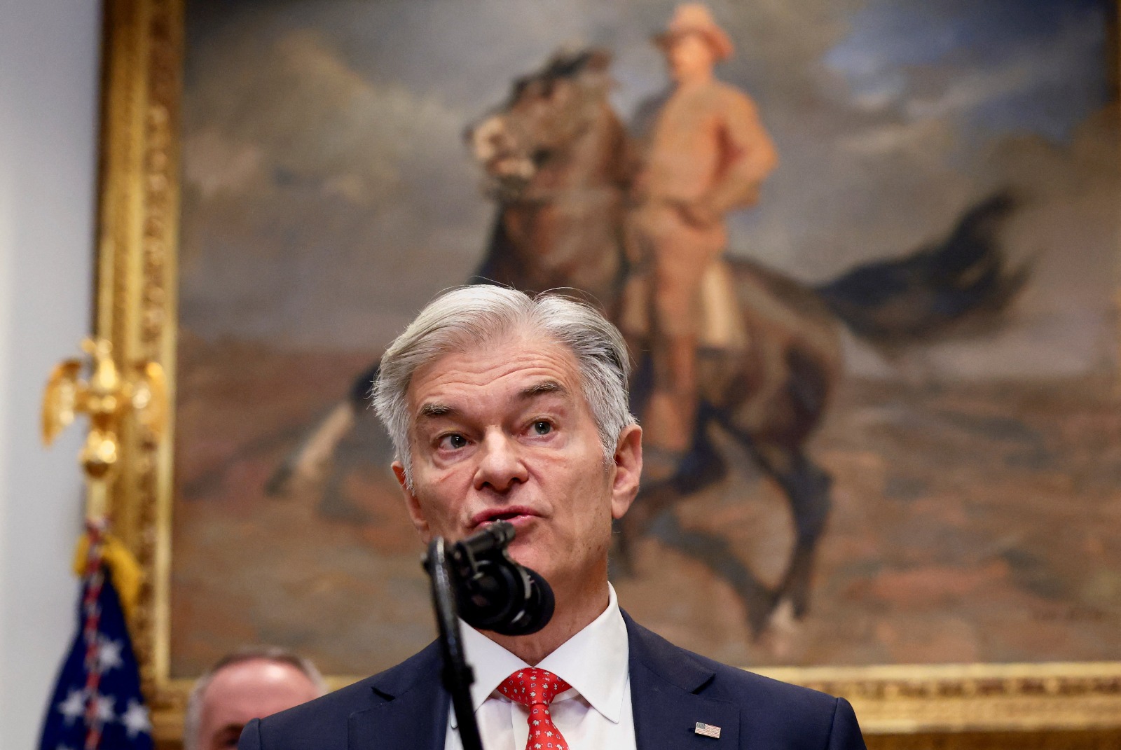 تحدث مدير مراكز خدمات الرعاية الطبية والرعاية الصحية (CMS)، محمد أوز، خلال فعالية أقامها الرئيس الأميركي دونالد ترمب للإعلان عن خفض أسعار الأدوية، في قاعة روزفلت بالبيت الأبيض في واشنطن العاصمة. 19 ديسمبر 2025