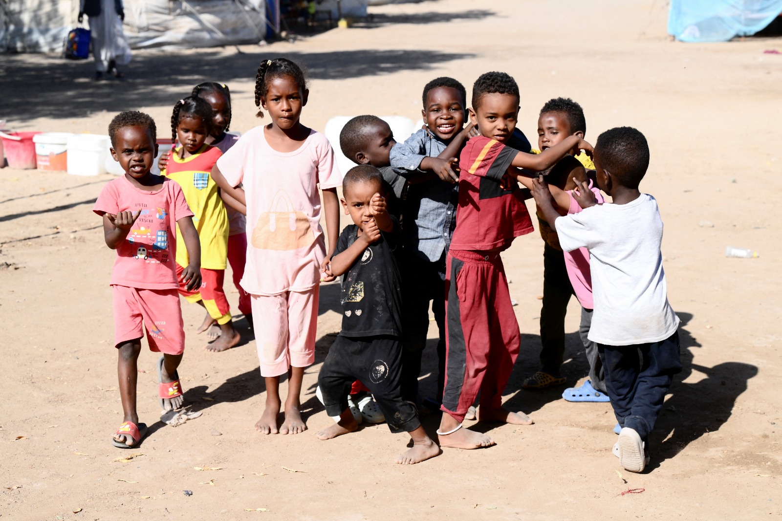 أطفال سودانيون نازحون من العاصمة الخرطوم يلعبون في مخيم إيواء في مدينة بورتسودان شرقي السودان. 15 أبريل 2025
