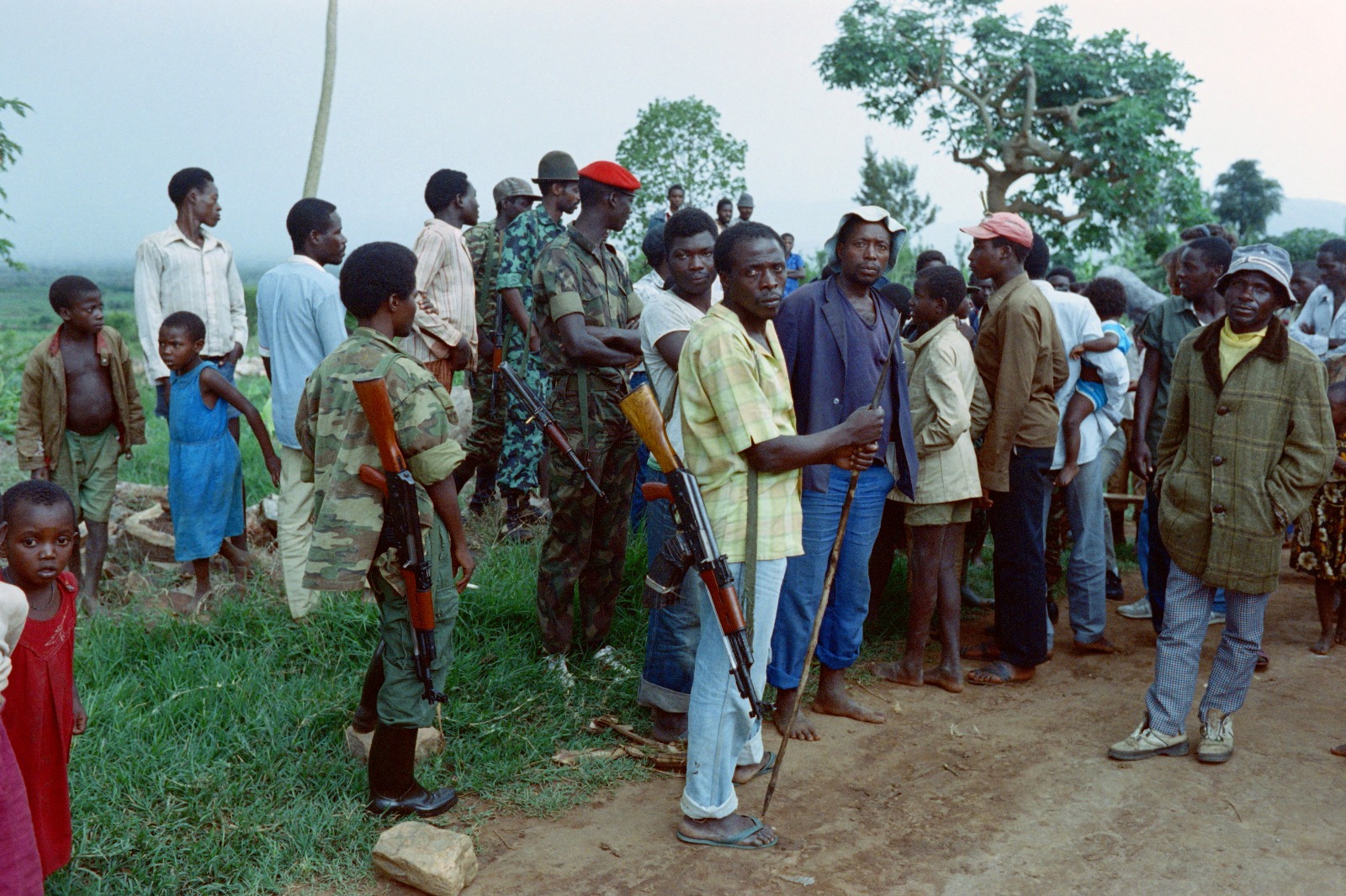 جنود ومدنيون متمردون روانديون يتجمعون بالقرب من كاجيتومبا، في شمال رواندا، مع اندلاع حرب أهلية بين القوات المسلحة الرواندية والجبهة الوطنية الرواندية، 22 أكتوبر 1990