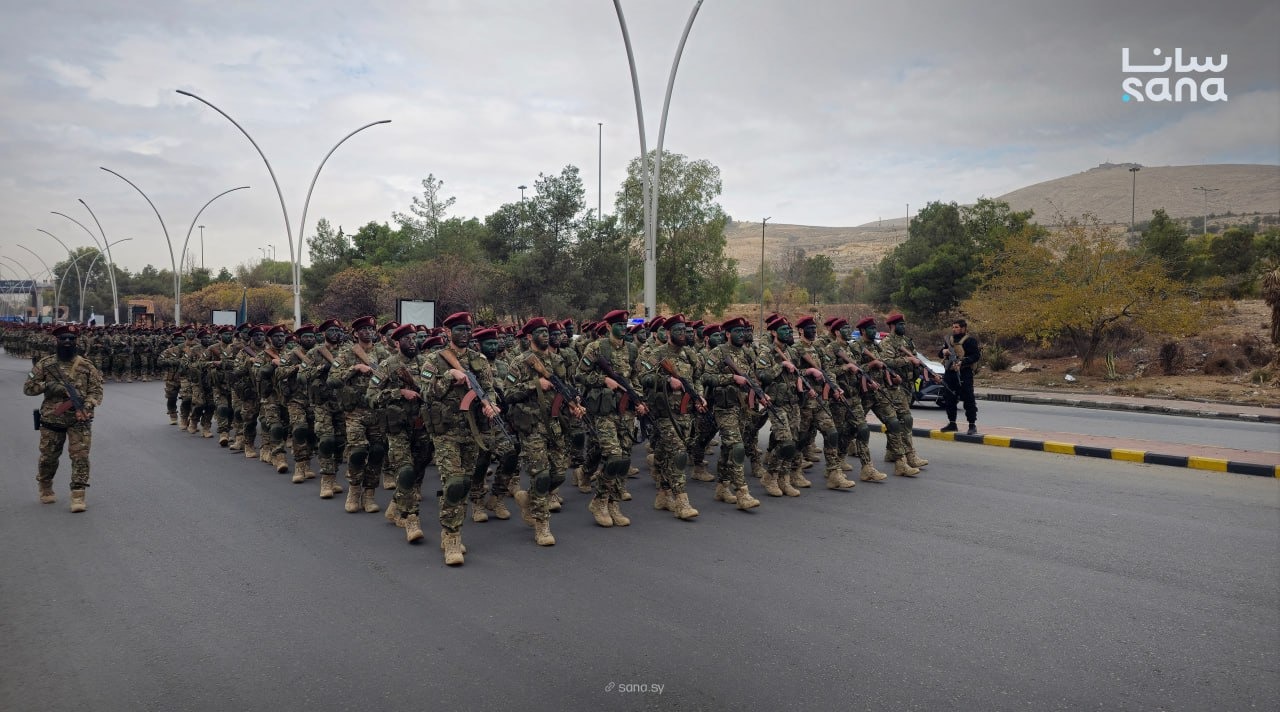 جانب من العرض العسكري الذي تنظمه وزارة الدفاع بمناسبة الذكرى الأولى لتحرير سوريا، دمشق. 8 ديسمبر 2025