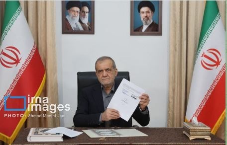 الرئيس الإيراني مسعود بيزشكيان عقب توقيع مذكرة التفاهم بين إيران والولايات المتحدة - إرنا