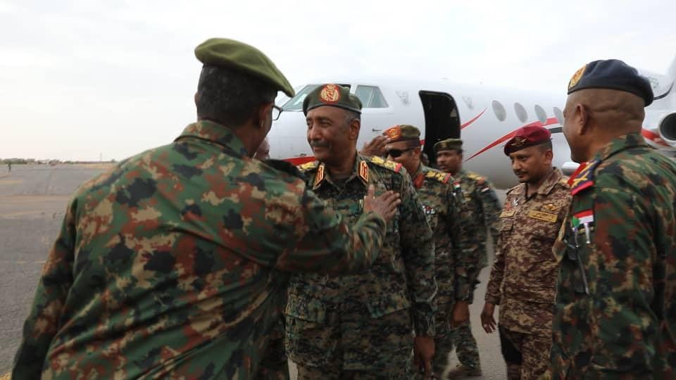 رئيس مجلس السيادة السوداني الفريق أول ركن عبد الفتاح البرهان خلال زيارة إلى العاصمة الخرطوم عبر المطار الدولي المدمر. 19 يوليو 2025