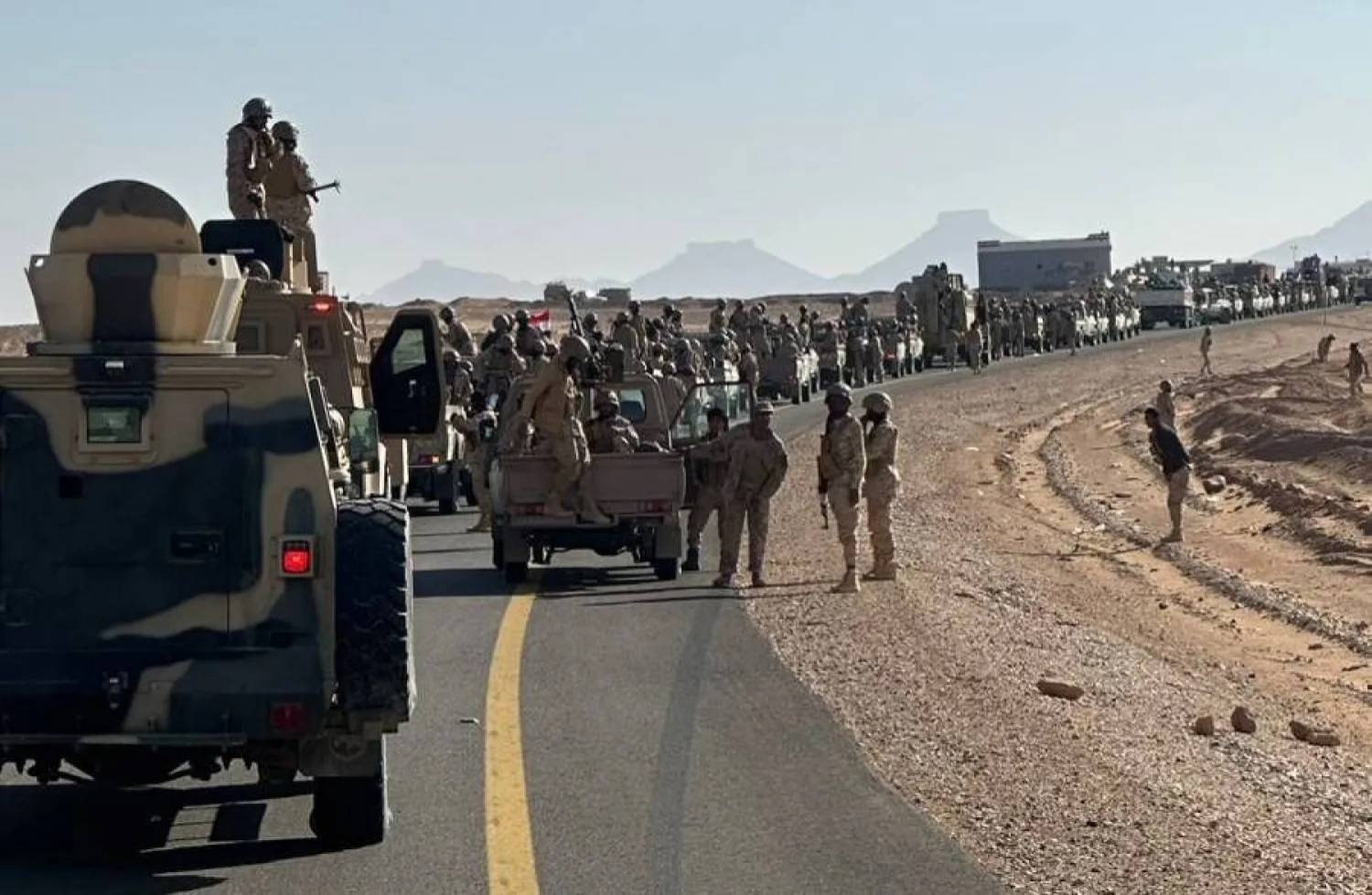 جانب من انطلاق قوات «درع الوطن» لتسلم المعسكرات بحضرموت